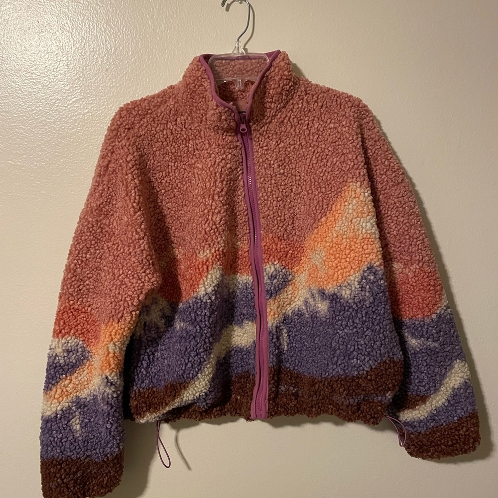 Trendy Sherpa Jacket with Mountain Design